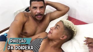 A novinha safada gozou muito fodendo com dois dotados no motel e ganhou leite na cara dos dois
