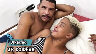 A novinha safada gozou muito fodendo com dois dotados no motel e ganhou leite na cara dos dois