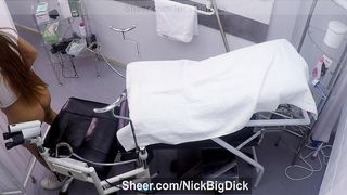 GINECOLOGO SE FOLLA A SU PACIENTE , QUE ES UNA PRECIOSA CHICA VIRGEN