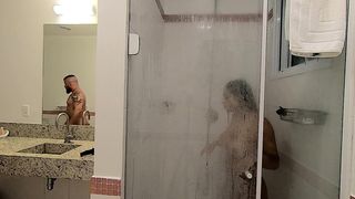 COMI A GOSTOSA DA MINHA CUNHADA NO BANHO