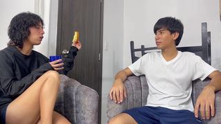 UN HERMANASTRO CALIENTE CONVENCE A SU HERMANASTRA EN TENER SEXO POR PRIMERA VEZ. SE CORRE EN SU CULO.