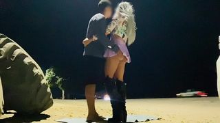 DOTADO FUDENDO A SAFADA NA BEIRA DA ESTRADA