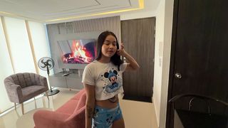 MI PUTA VECINA ME PIDE BANARSE EN MI APARTAMENTO COMO UNICO PRETEXTO PARA QUE ME LA FOLLE MAS RICO QUE SU MARIDO. H.L.