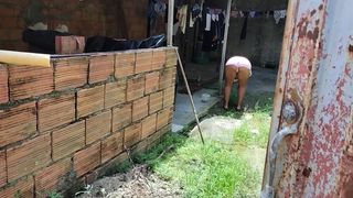 ENCUNETRO A LA VECINA SOLA EN SU CASA Y ME INVITA A PASAR PARA CHUPARME LA VERGA