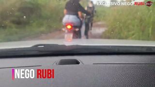 QUASE FUI PEGA TRAINDO MEU MARIDO COM UMA ROLA GRANDE E GROSSA DO AMIGO DELE - SONHO DE CORNO