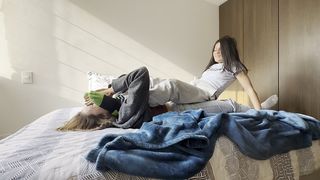 LA VECINA Y YO JUGAMOS A LUCHA FEMENINA DE PIES, COSQUILLAS Y APLASTAMIENTO