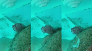 JE JOUIS DANS LA PISCINE SANS LES MAINS