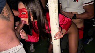 NOVINHA TRANSA COM 8 HOMENS EM QUADRA PUBLICA (PART 1)