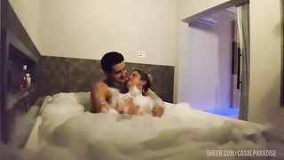 Dando pro amante na banheira