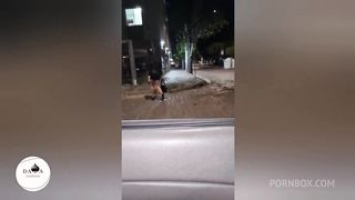 CORNO ESPERA NO CARRO ENQUANTO A ESPOSA SOBE NO APARTAMENTO DO AMIGO DOTADO PARA FUDER - CUCKOLD WAITS IN THE CAR WHILE HIS WIFE GOES UP TO HER GIFTED FRIEND S APARTMENT TO FUCK
