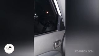 CORNO ESPERA NO CARRO ENQUANTO A ESPOSA SOBE NO APARTAMENTO DO AMIGO DOTADO PARA FUDER - CUCKOLD WAITS IN THE CAR WHILE HIS WIFE GOES UP TO HER GIFTED FRIEND S APARTMENT TO FUCK
