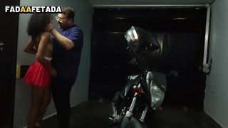 PUTINHA SAFADA LOUCA PRA DAR CHAMOU UM PA PARA FODER COM ELA E TRANSOU NA GARAGEM MESMO