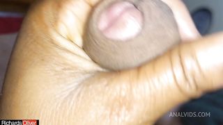 Minha namorada me ajuda na punheta ate gozar.