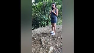 SEXY LATINA GRABADA EN PUBLICO Y DIVIRTIENDOSE CON SU LINDO CONO JUGOSO