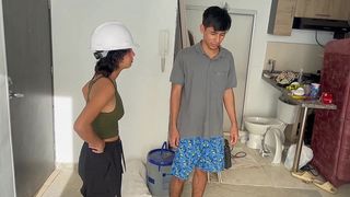 LE AYUDO A MI TIMIDA HERMANASTRA CON SUS REDES SOCIALES Y YO LE PIDO SEXO RUDO Y DURO A CAMBIO.