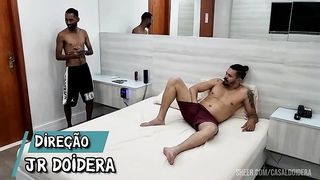 Bastidores com a novinha do rabao fodendo e zoando com os amigos em uma gravacao de video porno