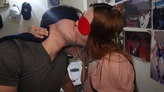 SUS BESOS CON LENGUA SON MOJADOS Y PROFUNDOS, A ELLA LE ENCANTA LA SALIVA AJENA