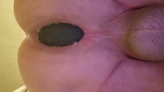 UN AMATEUR SE FAIT SODOMISER AVEC UN PLUG ANAL