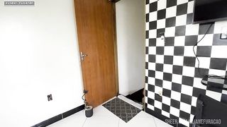Acordei o marido da minha amiga,pra ele me fuder so que ela estava roncando do lado.foi muito gostoso aquela sensacao de perigo ainda levei muita porra em minha boca.