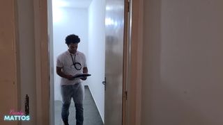 Medico terapeuta foi me examinar e enfiou a pica em mim