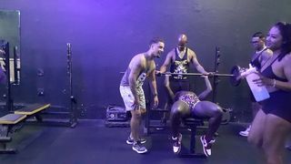 TREINO DO SEXO AMIGAS NA ACADEMIA FODEM COM 3 MACHOS E TOMAN MUITO LEITE NA CARA