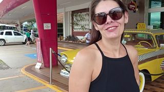 Gostosa se masturbando e exibindo em publico no posto de gasolina Graal Norte 125