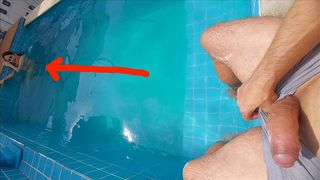 ESTAVA COM MINHA MEIA-IRMA NA PISCINA, ELA FICOU SURPRESA COM MEU PAU DURO E ERETO