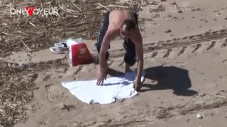 BEACH VOYEUR. TEEN COUPLE FUCKING RIGHT IN FRONT OF PASSERS-BY