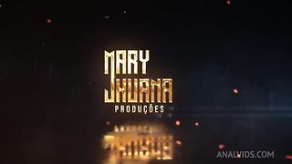 No banho fiquei com tesao e enfiei o consolo no cuzinho - Mary Jhuana