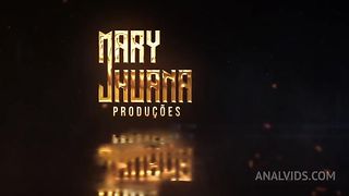 No banho fiquei com tesao e enfiei o consolo no cuzinho - Mary Jhuana