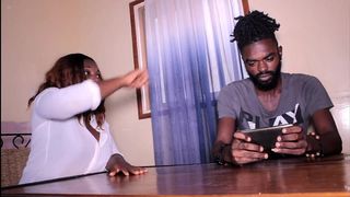 LA CHATTE DE CETTE JEUNE FEMME DEVIENT ENGOURDIE PAR LE PLAISIR EXTREME