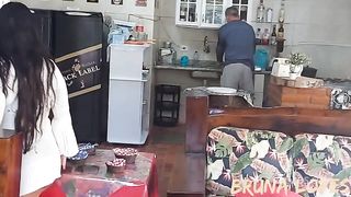 SAFADA DEU PARA O CASEIRO DA CHACARA ENQUANTO MARIDO SAIU COMPRAR CERVEJA.....O TARADO NAO PERDEU TEMPO E COMEU A MULHER DO PATRAO