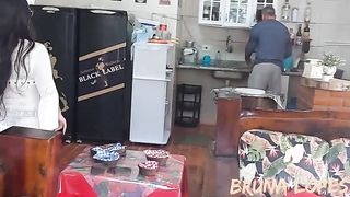 SAFADA DEU PARA O CASEIRO DA CHACARA ENQUANTO MARIDO SAIU COMPRAR CERVEJA.....O TARADO NAO PERDEU TEMPO E COMEU A MULHER DO PATRAO