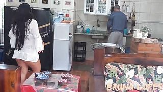 SAFADA DEU PARA O CASEIRO DA CHACARA ENQUANTO MARIDO SAIU COMPRAR CERVEJA.....O TARADO NAO PERDEU TEMPO E COMEU A MULHER DO PATRAO