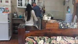 SAFADA DEU PARA O CASEIRO DA CHACARA ENQUANTO MARIDO SAIU COMPRAR CERVEJA.....O TARADO NAO PERDEU TEMPO E COMEU A MULHER DO PATRAO