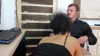 ESTAVA NO ESCRITORIO TRABALHANDO E MINHA AMIGA VEIO ME RELAXAR COM UM BOQUETAO