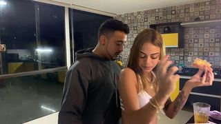 NOVINHA TRANSANDO COM MOTOBOY ENTREGADOR DEPOIS DE RECEBER SEU PEDIDO SO DE CALCINHA