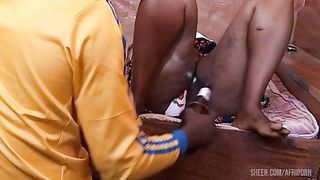 l'universite Cheikh-Anta-Diop de Dakar Une professeur ce fait doigtes Avec la bouteille par Assistant