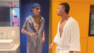 FIZ MEU MARIDO DE CORNO COM O MARIDO DE ALUGUEL ELE ME PEGOU NO FLAGRA E QUIS PARTICIPAR DA BRINCADEIRA EU NAO SABIA QUE ELE GOSTAVA