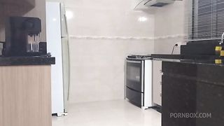 Eletricista do pau grande comeu a cliente gostosa que ficou provocando de shortinho curto