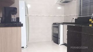 Eletricista do pau grande comeu a cliente gostosa que ficou provocando de shortinho curto