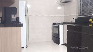 Eletricista do pau grande comeu a cliente gostosa que ficou provocando de shortinho curto