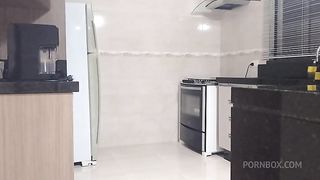 Eletricista do pau grande comeu a cliente gostosa que ficou provocando de shortinho curto