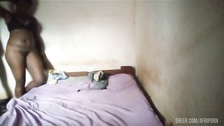 UNE FEMME AMATEUR ECARTE LES JAMBES POUR OFFRIR SON INTIMITE PENDANT QUE SON MARI EST AU TRAVAIL