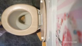 Perfect ass pee and farts on the wc 4K