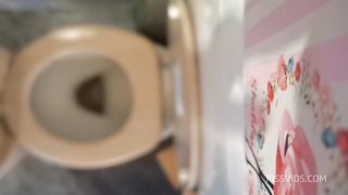 Perfect ass pee and farts on the wc 4K