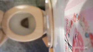 Perfect ass pee and farts on the wc 4K
