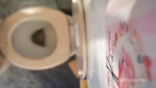 Perfect ass pee and farts on the wc 4K