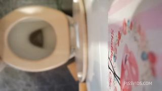 Perfect ass pee and farts on the wc 4K
