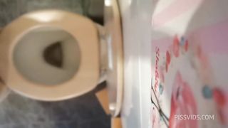 Perfect ass pee and farts on the wc 4K